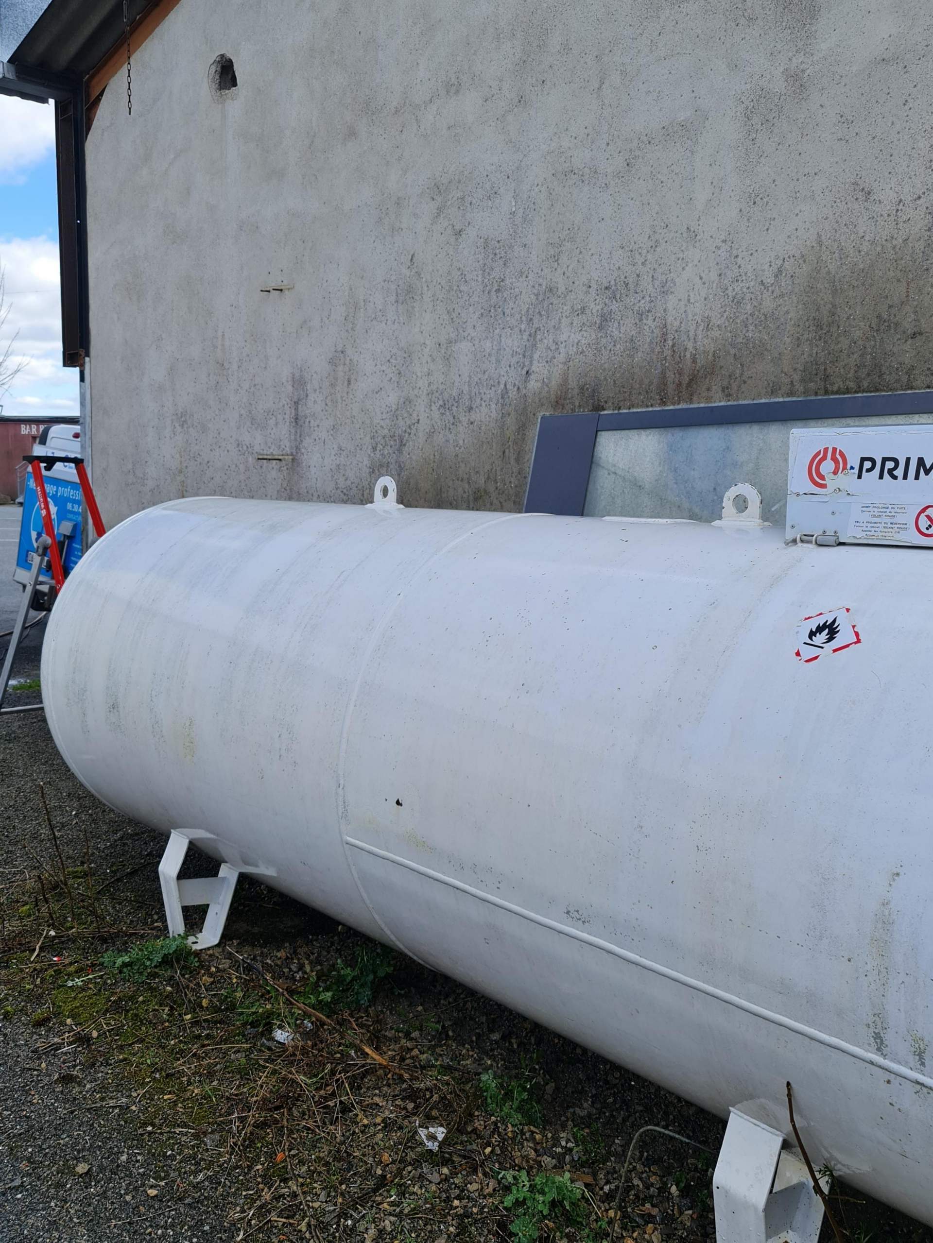 Remise en état d'une cuve à gaz à Rieupeyroux